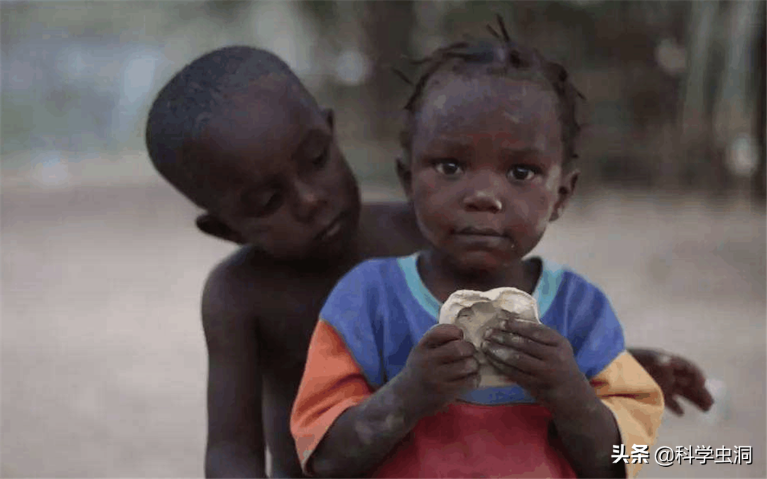 海地穷到什么程度(穷到吃土！海地海鲜资源丰富当地人却以吃“泥饼”为主，这是为什么)-第5张图片