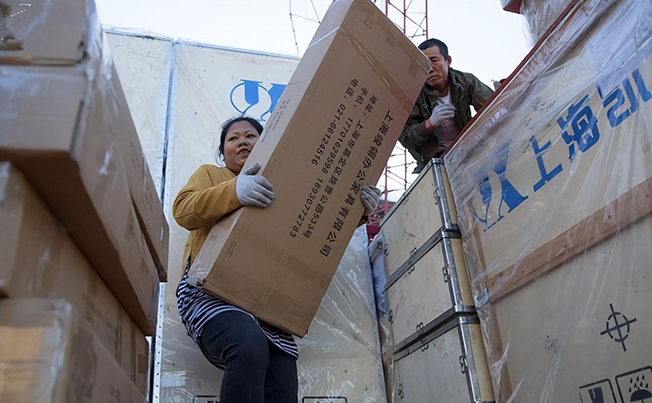 安徽夫妻24小时生活在卡车上,只敢在晚上出门,载的货比命还重要-第1张图片 安徽夫妻24小时生活在卡车上,只敢在晚上出门,载的货比命还重要-第1张图片