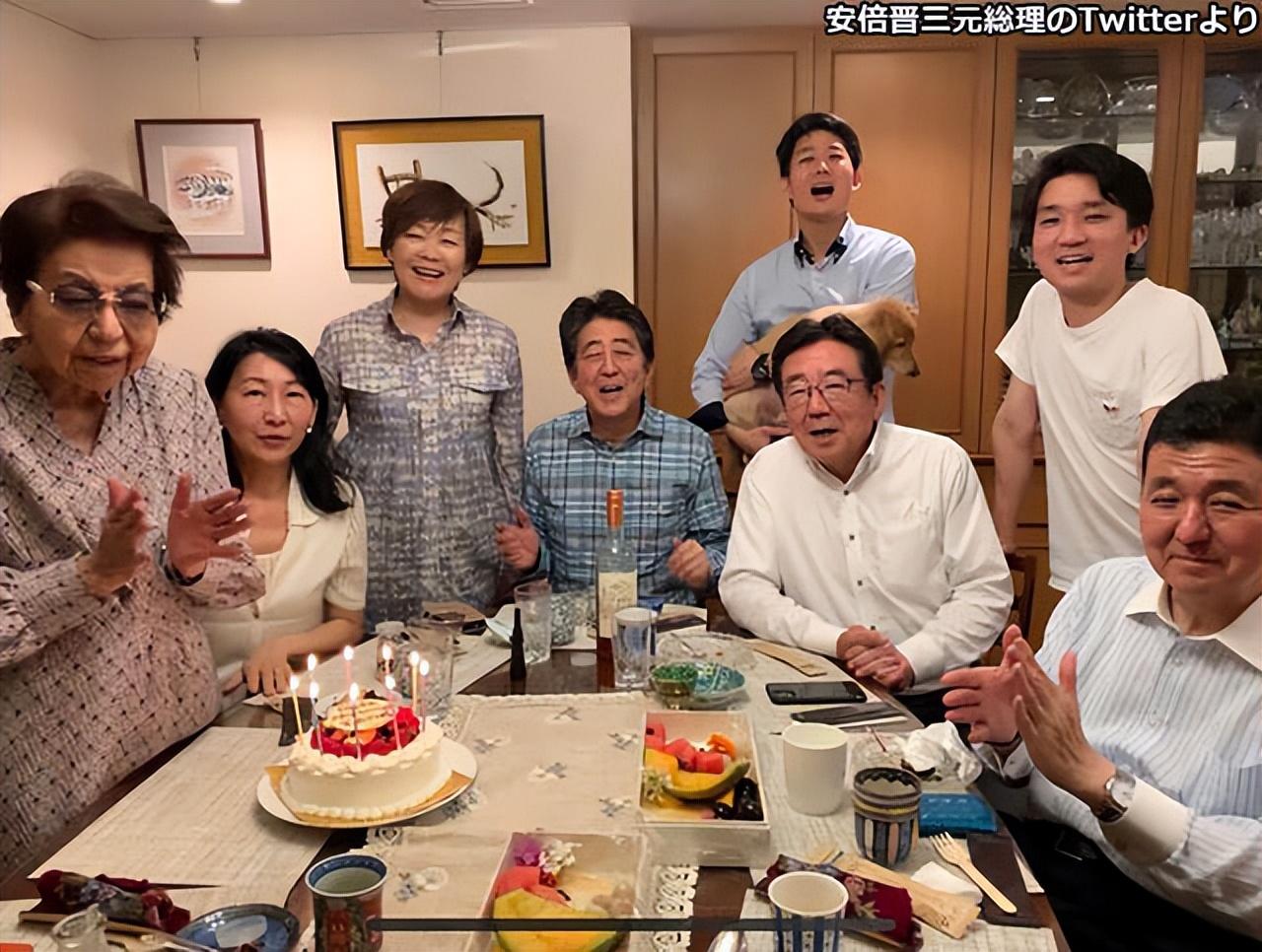 安倍昭惠遭遇车祸:逛夜店、酗酒、追星,日本前第一夫人是个狠人-第27张图片 安倍昭惠遭遇车祸:逛夜店、酗酒、追星,日本前第一夫人是个狠人-第27张图片