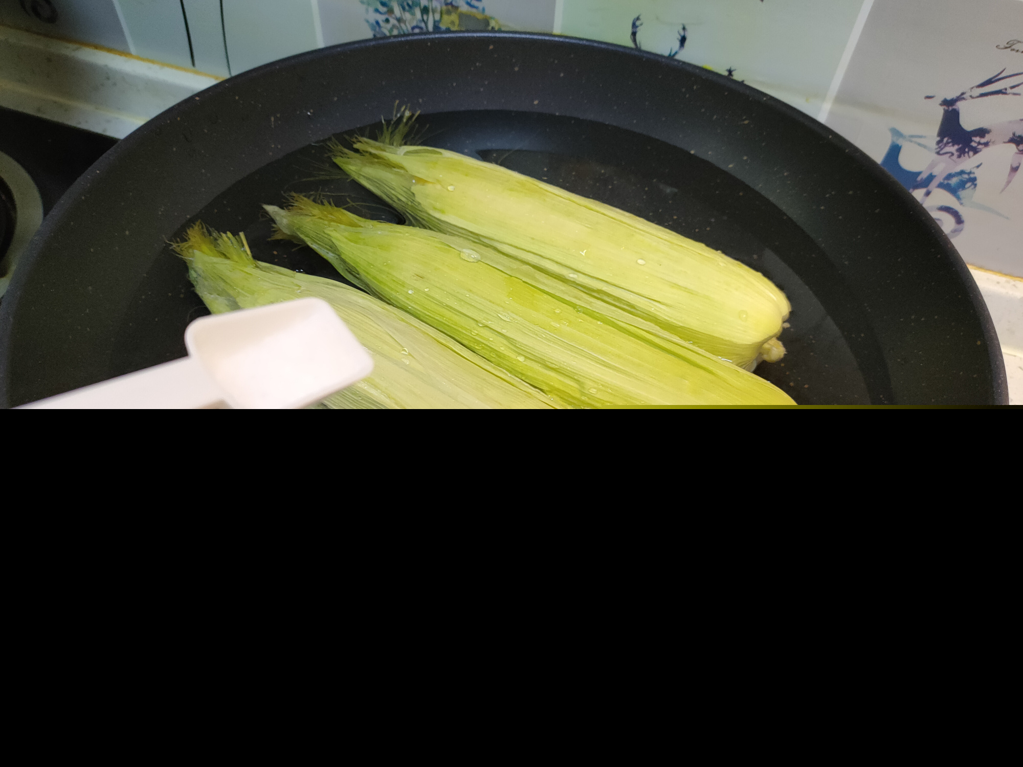 煮玉米需要多长时间冷水下锅吗（煮玉米水开后煮多久）-第6张图片