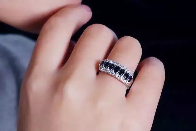 食指和无名指同时戴戒指什么意思(女生左手食指和无名指都戴戒指是什么意思)-第12张图片 食指和无名指同时戴戒指什么意思(女生左手食指和无名指都戴戒指是什么意思)-第12张图片
