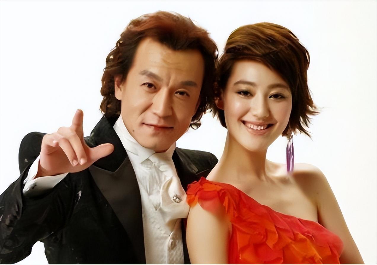主持人王冠:两次从央视消失,与曹可凡传绯闻,38岁未婚也幸福-第20张图片 主持人王冠:两次从央视消失,与曹可凡传绯闻,38岁未婚也幸福-第20张图片