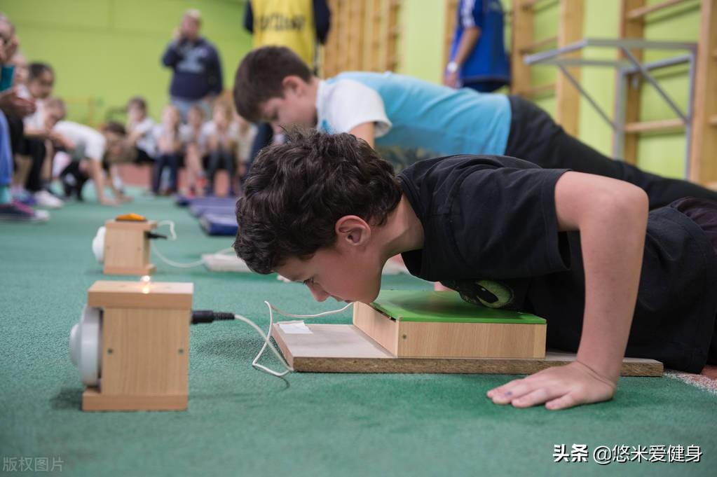 俯卧撑的正确做法(标准俯卧撑该怎么做?)-第10张图片 俯卧撑的正确做法(标准俯卧撑该怎么做?)-第10张图片