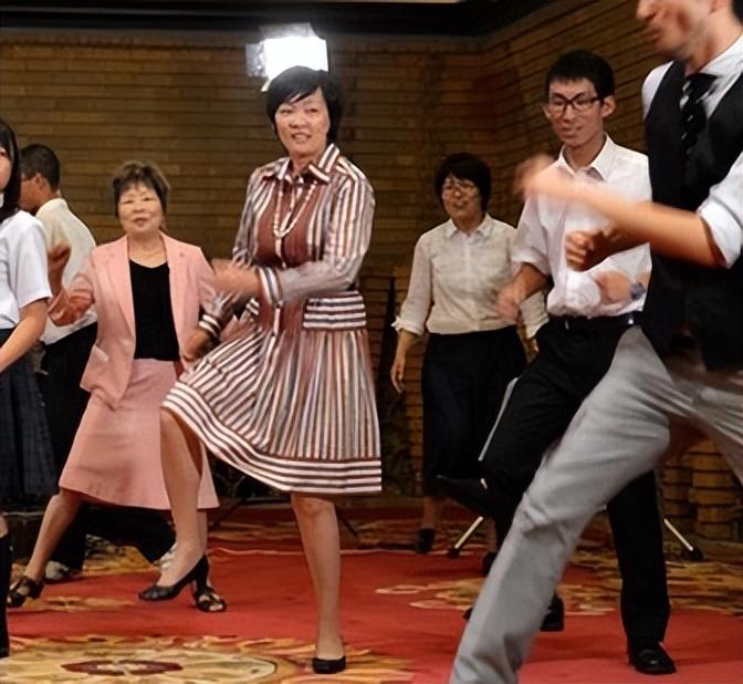 安倍昭惠遭遇车祸:逛夜店、酗酒、追星,日本前第一夫人是个狠人-第18张图片 安倍昭惠遭遇车祸:逛夜店、酗酒、追星,日本前第一夫人是个狠人-第18张图片
