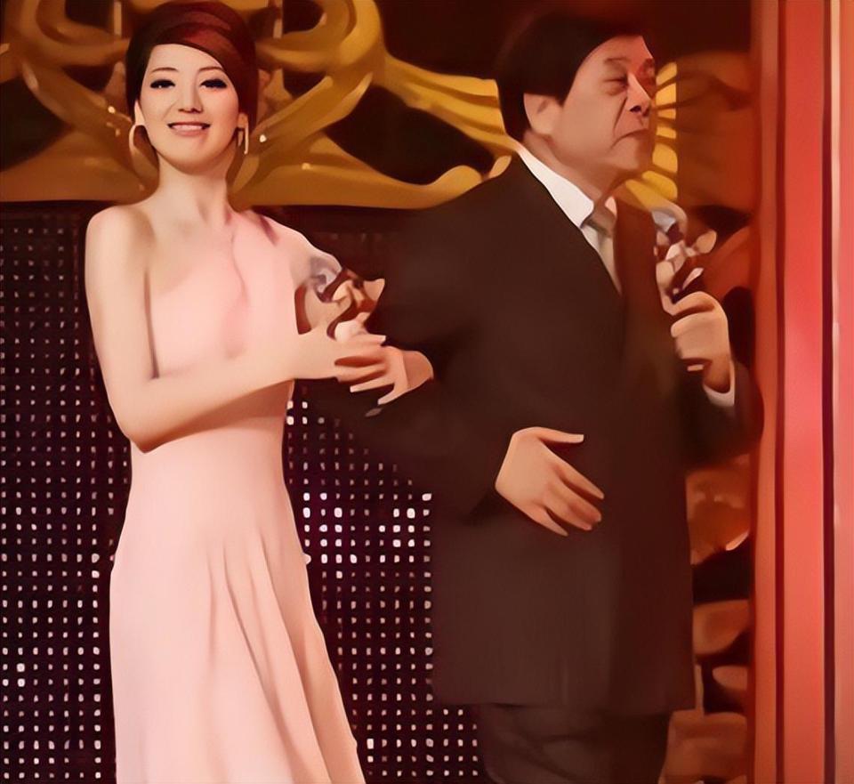 主持人王冠:两次从央视消失,与曹可凡传绯闻,38岁未婚也幸福-第17张图片 主持人王冠:两次从央视消失,与曹可凡传绯闻,38岁未婚也幸福-第17张图片