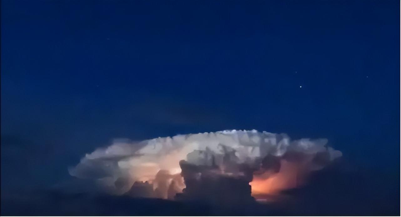 重庆上空出现巨型“雷暴云团”，有不明物体从空中掉落，那是什么-第5张图片