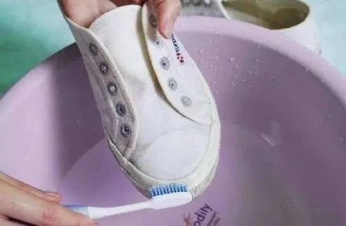 白色的鞋子用什么清洗更白-第4张图片 白色的鞋子用什么清洗更白-第4张图片