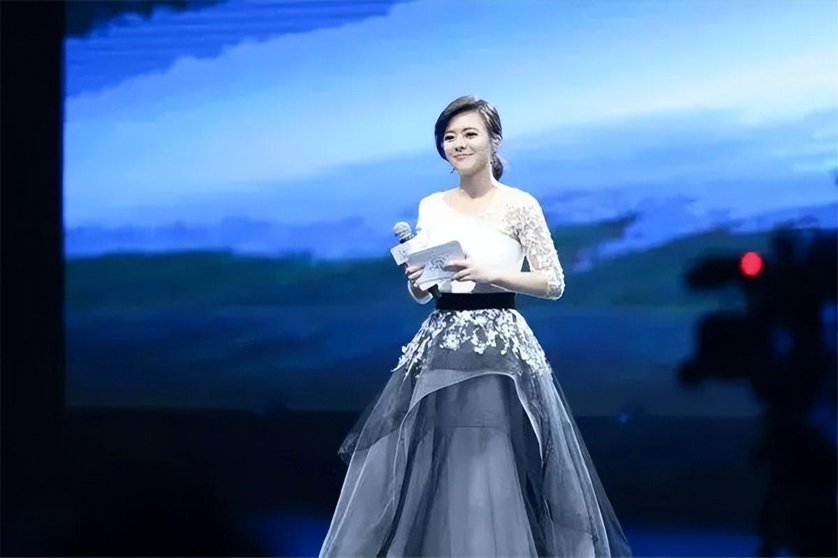 女主持陈辰和程雷分手让观众可惜,与余笛结婚,40多岁被宠成少女-第14张图片 女主持陈辰和程雷分手让观众可惜,与余笛结婚,40多岁被宠成少女-第14张图片