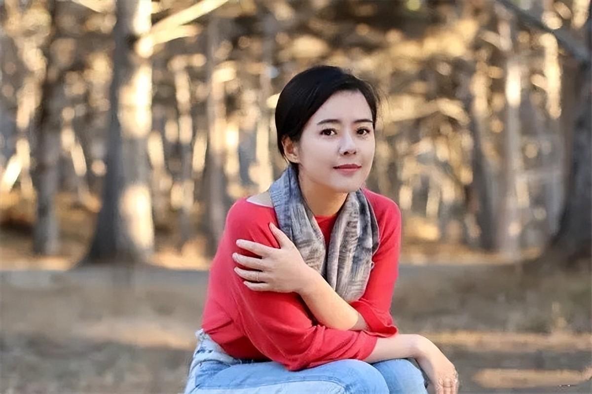 女主持陈辰和程雷分手让观众可惜,与余笛结婚,40多岁被宠成少女-第5张图片 女主持陈辰和程雷分手让观众可惜,与余笛结婚,40多岁被宠成少女-第5张图片