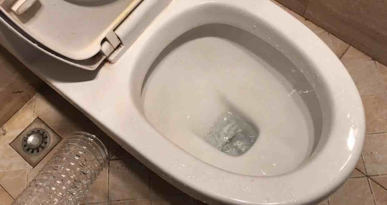 马桶堵了如何自己快速疏通（几分钟快速疏通马桶）-第2张图片