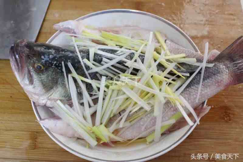 鲈鱼怎么做好吃（鲈鱼最简单的家常做法）-第7张图片