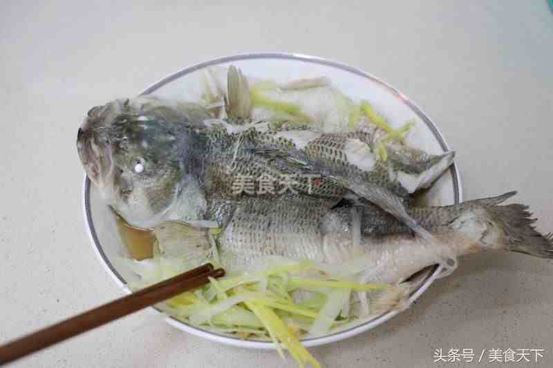 鲈鱼怎么做好吃（鲈鱼最简单的家常做法）-第9张图片