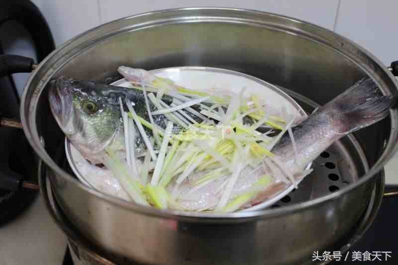 鲈鱼怎么做好吃（鲈鱼最简单的家常做法）-第8张图片