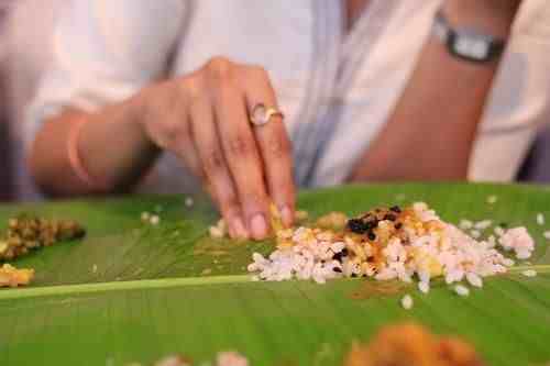 印度人为什么用手抓饭吃（印度人为何不选择使用筷子餐具）-第2张图片