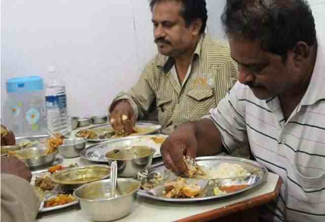 印度人为什么用手抓饭吃（印度人为何不选择使用筷子餐具）-第9张图片