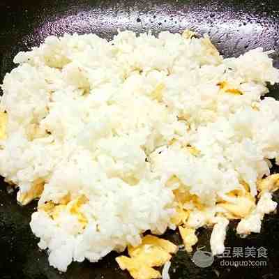 蛋炒饭怎么做才好吃（蛋炒饭的做法）-第3张图片
