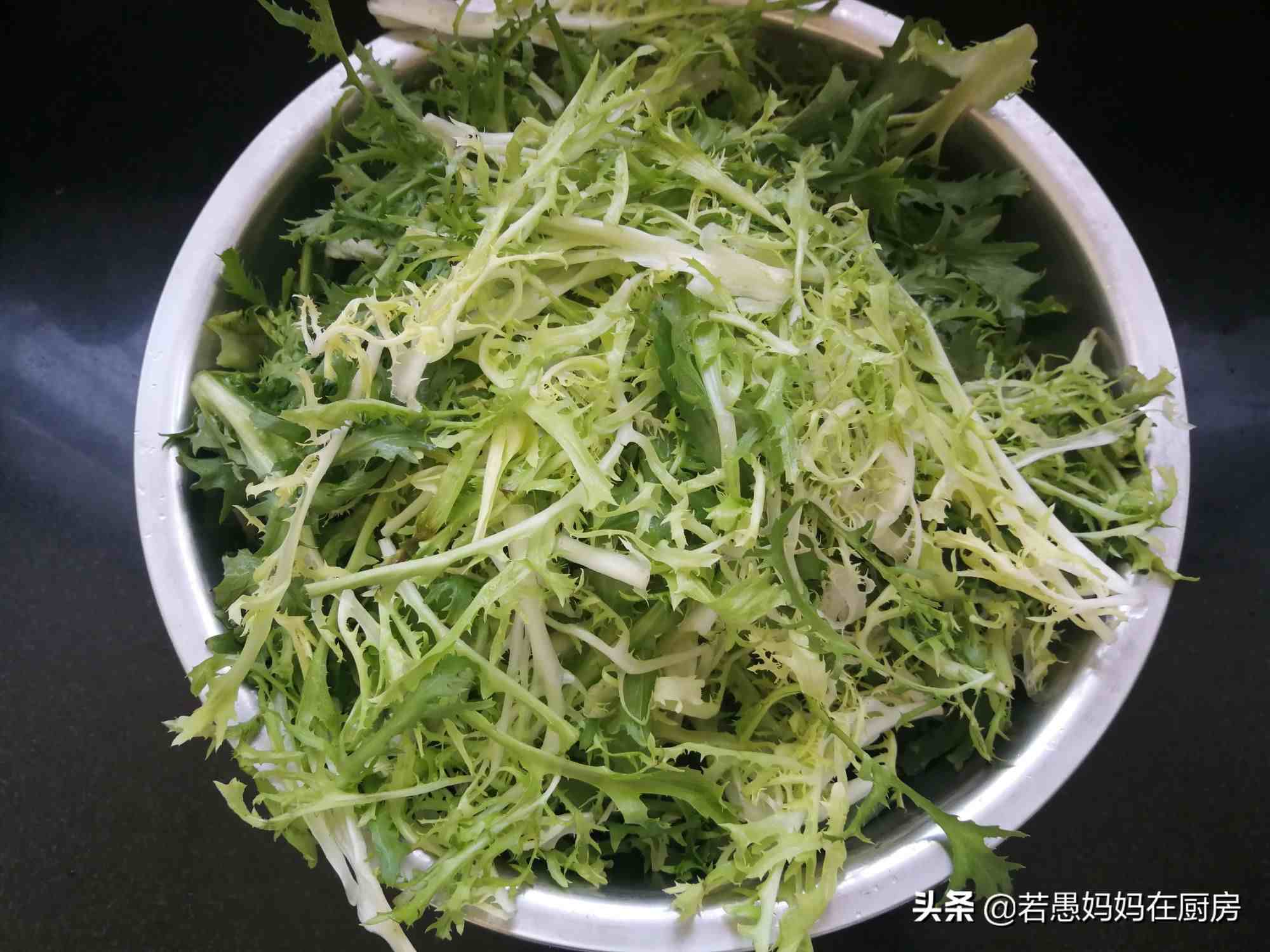 苦菊怎么做好吃（苦菊别再凉拌，教你饭店最火的做法）-第4张图片