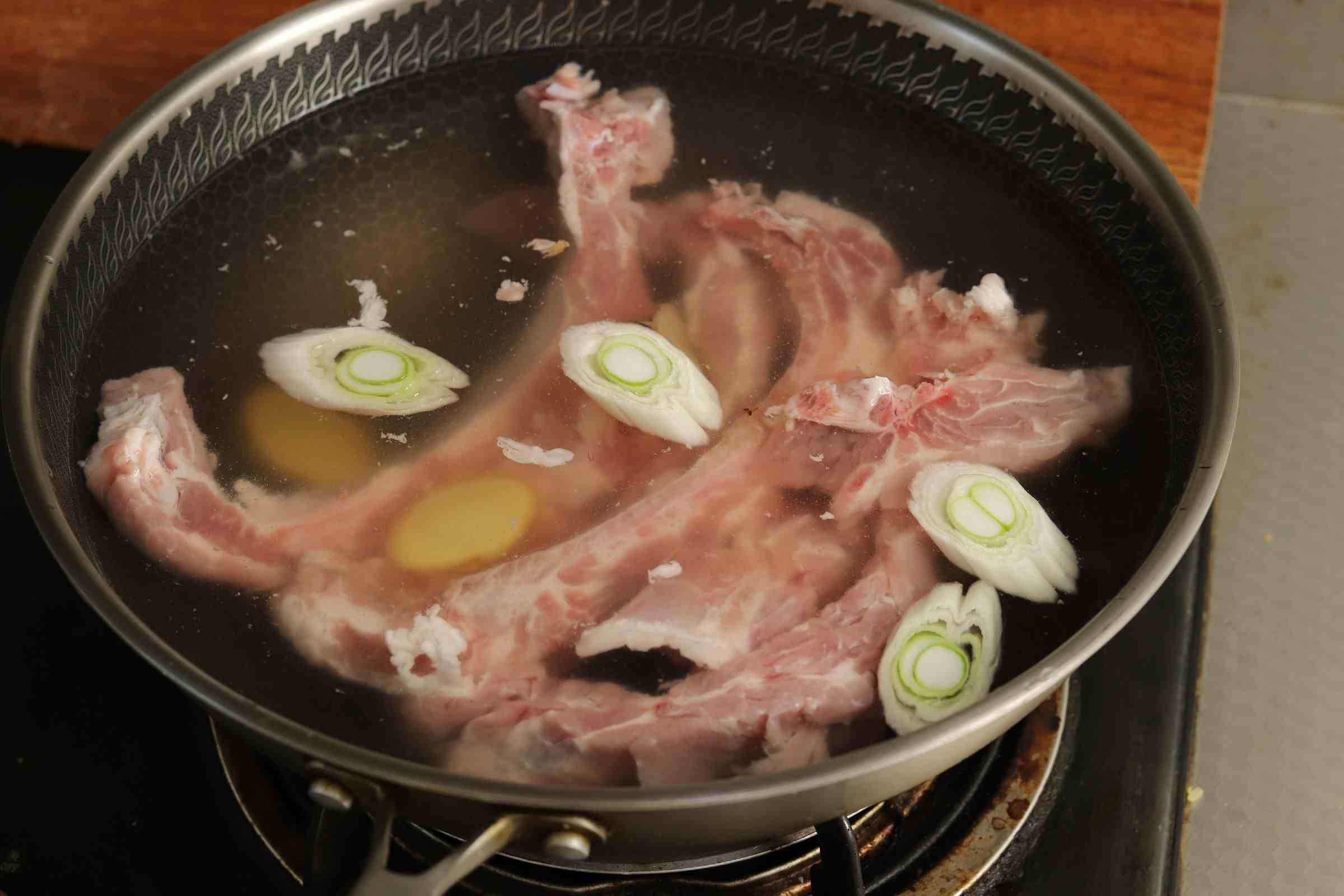 如何炖排骨(炖排骨时,先焯水是不对的!)-第2张图片 如何炖排骨(炖排骨时,先焯水是不对的!)-第2张图片