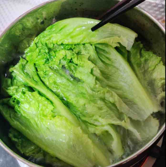 蚝油生菜怎么做（原来大厨是这样做的，脆绿不变色）-第3张图片