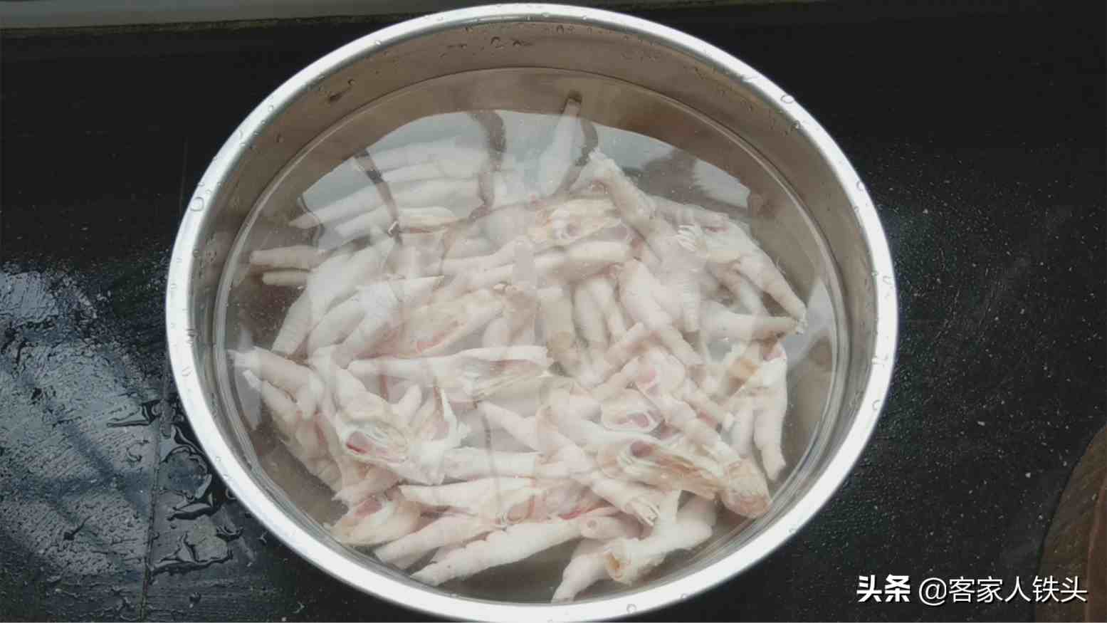 泡椒鸡爪怎么做（在家做泡椒鸡爪，很多朋友漏做这一步）-第1张图片