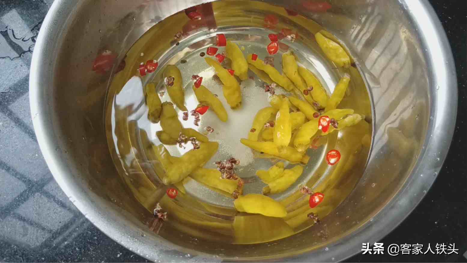 泡椒鸡爪怎么做（在家做泡椒鸡爪，很多朋友漏做这一步）-第6张图片