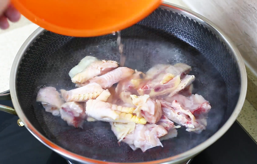 如何煲鸡汤（鸡汤的正确做法，简单3招炖出好喝的鸡汤）-第2张图片
