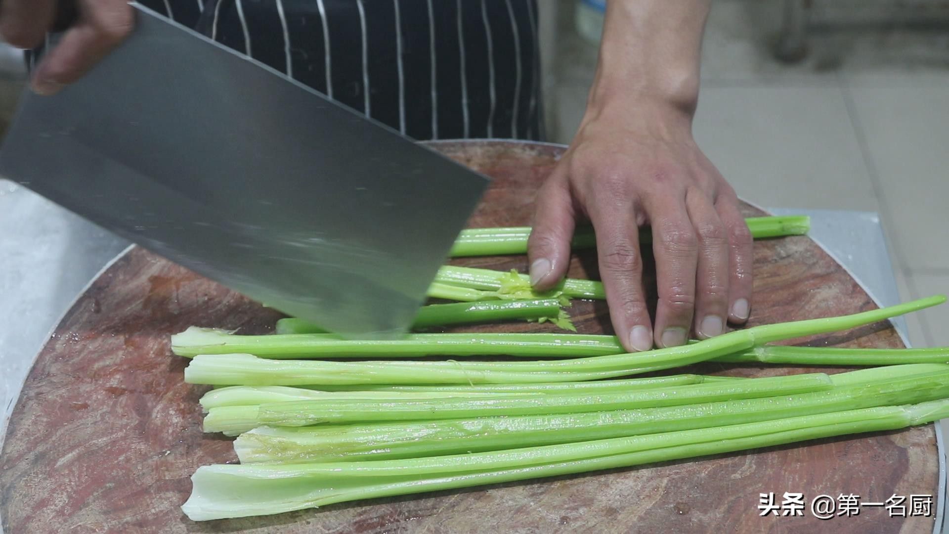 芹菜炒肉丝（芹菜炒肉万万不可直接下锅方法）-第2张图片