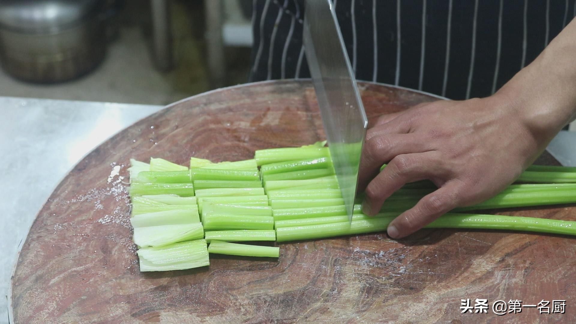 芹菜炒肉丝（芹菜炒肉万万不可直接下锅方法）-第3张图片