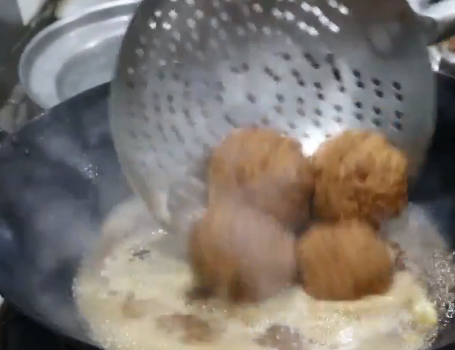 红烧狮子头的做法视频（教你红烧狮子头经典做法）-第19张图片