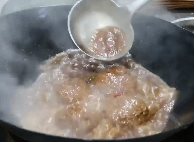 红烧狮子头的做法视频（教你红烧狮子头经典做法）-第23张图片