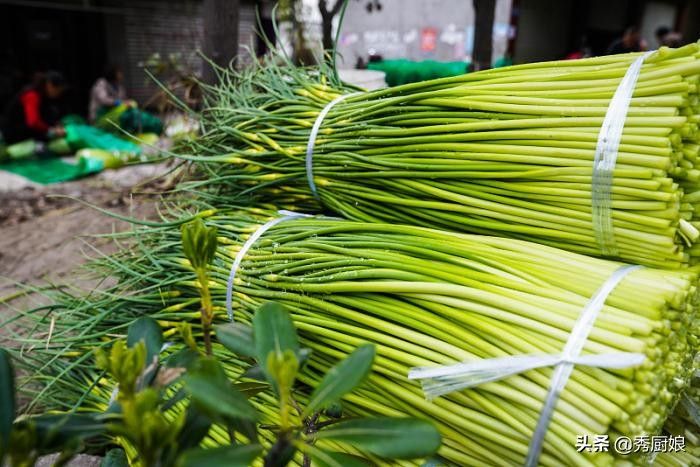 蒜苔的腌制方法（腌蒜苔只放盐就错了，教你正确做法）-第1张图片