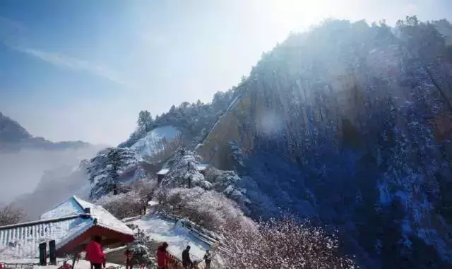 西岳出浮云（西岳出浮云，积雪在太清）-第3张图片