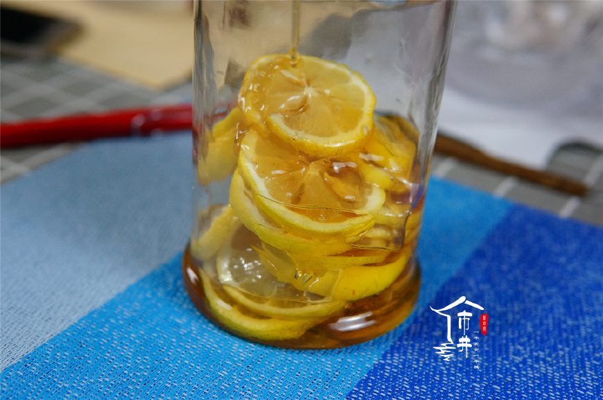 柠檬蜂蜜怎么制作（蜂蜜柠檬茶的标准做法）-第7张图片