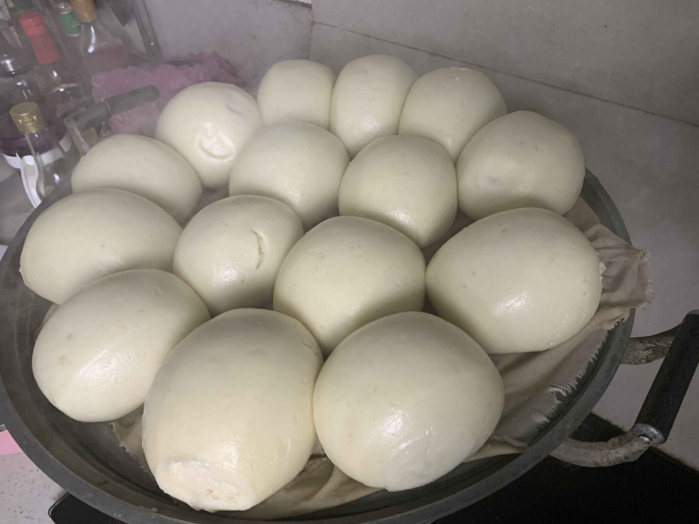 蒸馒头是冷水下锅还是热水下锅(蒸馒头时,用冷水还是热水?)-第1张图片 蒸馒头是冷水下锅还是热水下锅(蒸馒头时,用冷水还是热水?)-第1张图片