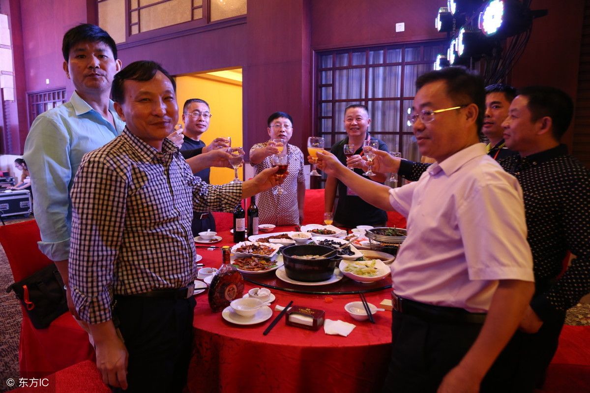 中餐宴请礼仪(中餐宴席上的礼仪及离席礼仪)-第1张图片 中餐宴请礼仪(中餐宴席上的礼仪及离席礼仪)-第1张图片