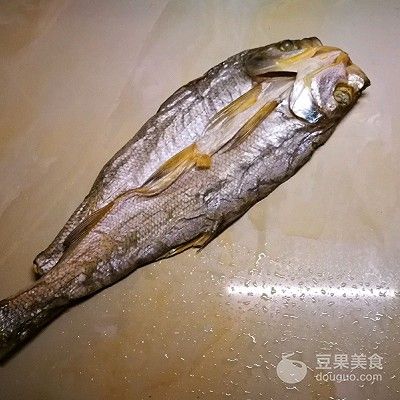 干黄花鱼怎么做好吃（荷兰豆黄鱼干）-第2张图片