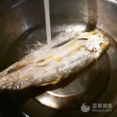 干黄花鱼怎么做好吃（荷兰豆黄鱼干）-第3张图片