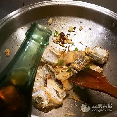 干黄花鱼怎么做好吃（荷兰豆黄鱼干）-第13张图片