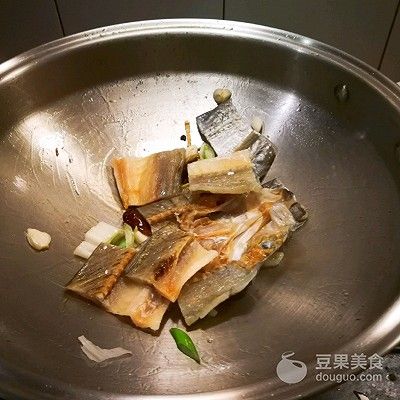 干黄花鱼怎么做好吃（荷兰豆黄鱼干）-第12张图片