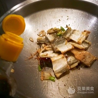 干黄花鱼怎么做好吃（荷兰豆黄鱼干）-第14张图片