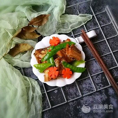 干黄花鱼怎么做好吃（荷兰豆黄鱼干）-第20张图片