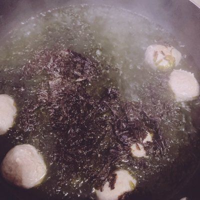 肉丸子汤的做法（肉丸子紫菜汤）-第5张图片