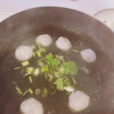 肉丸子汤的做法（肉丸子紫菜汤）-第6张图片