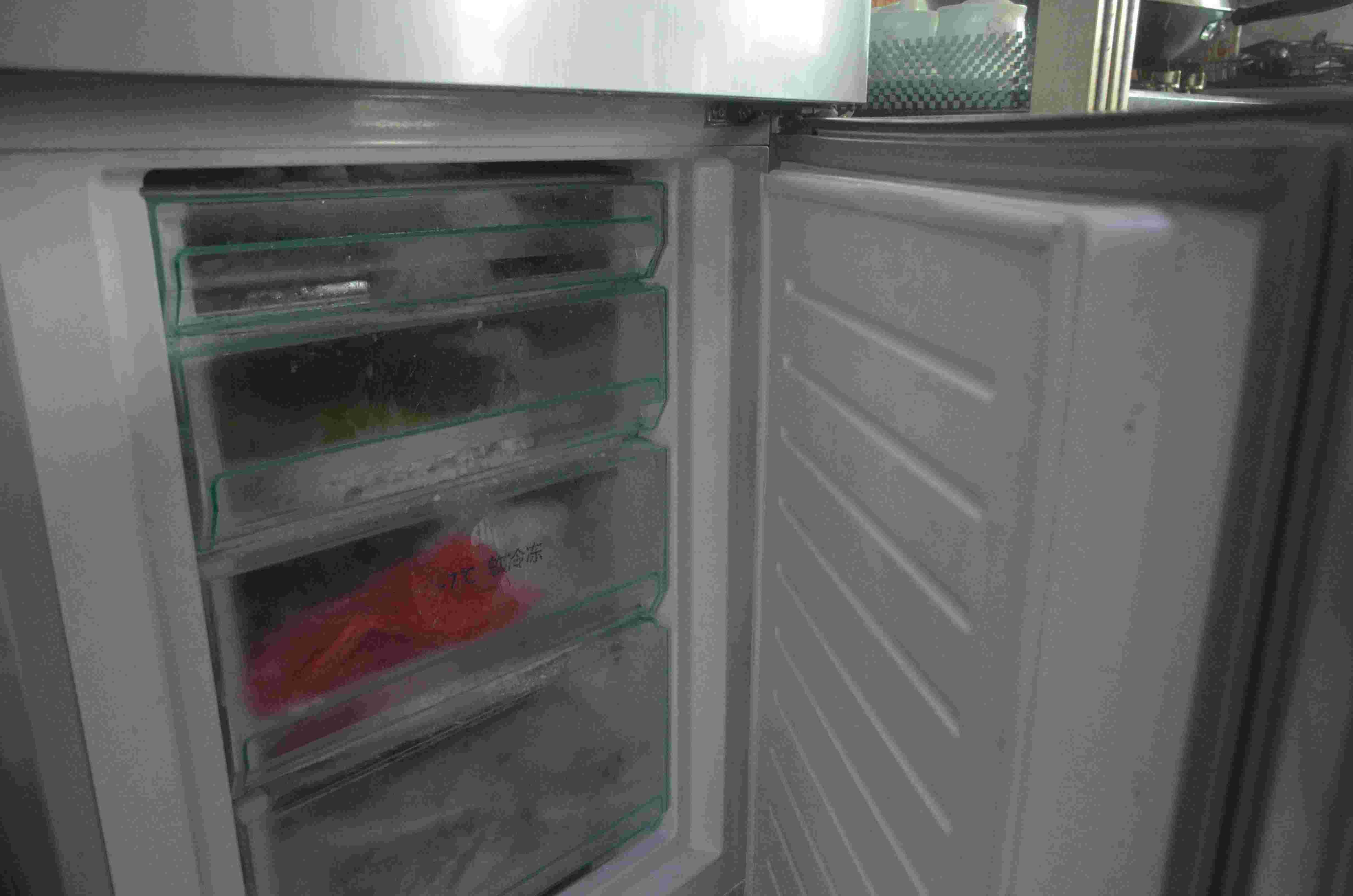 冰箱冷藏室结霜（冰箱结冰结霜怎么办？）-第1张图片