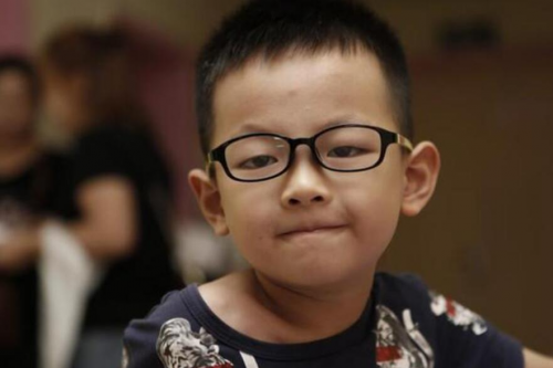 小孩近视眼怎么办(孩子近视了怎么办?)-第1张图片 小孩近视眼怎么办(孩子近视了怎么办?)-第1张图片