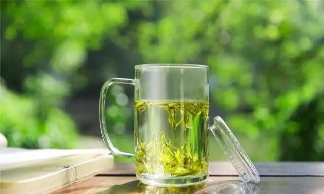 夏天喝绿茶的好处（夏天喝绿茶好处多！）-第2张图片