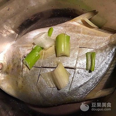 平鱼怎么做好吃（红烧平鱼的做法）-第7张图片