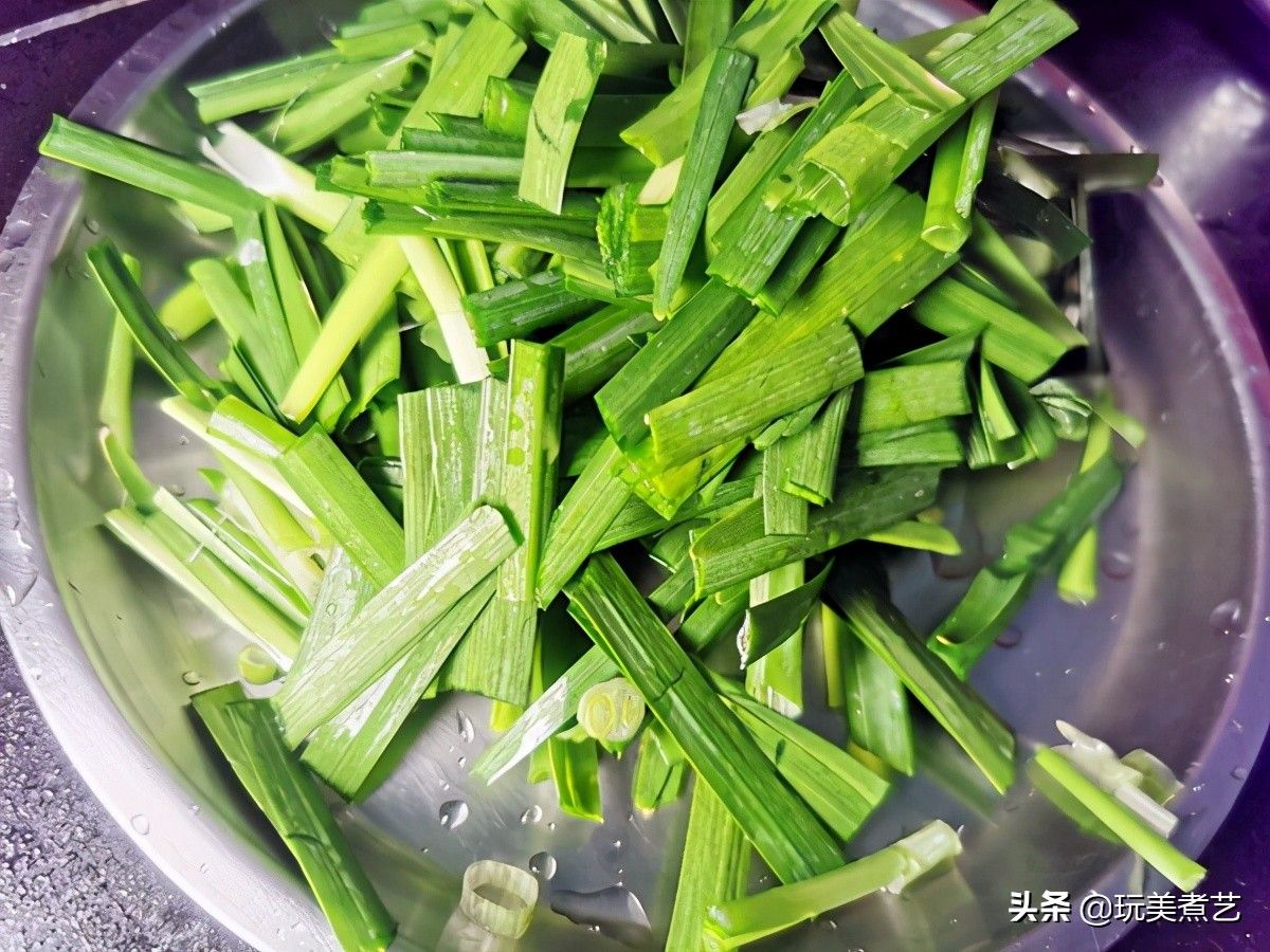 韭菜炒鱿鱼！（韭菜炒鱿鱼简单美味的做法！）-第9张图片