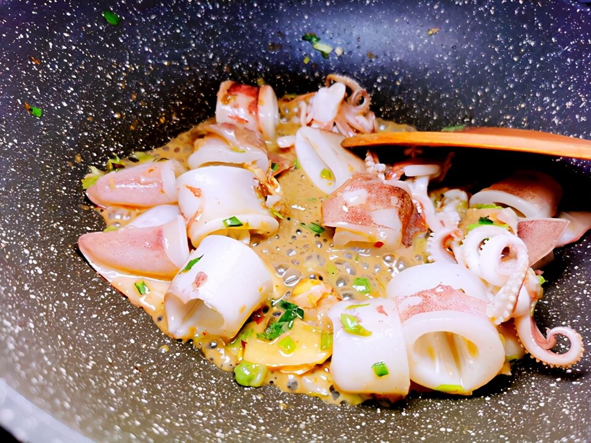 韭菜炒鱿鱼！（韭菜炒鱿鱼简单美味的做法！）-第22张图片