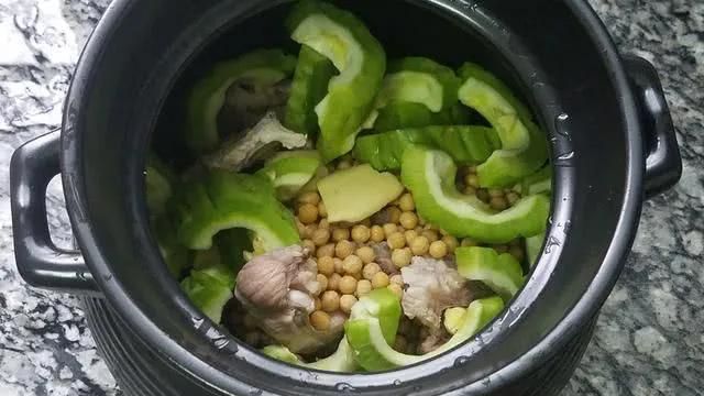 苦瓜汤的具体做法(苦瓜汤的做法)-第2张图片 苦瓜汤的具体做法(苦瓜汤的做法)-第2张图片
